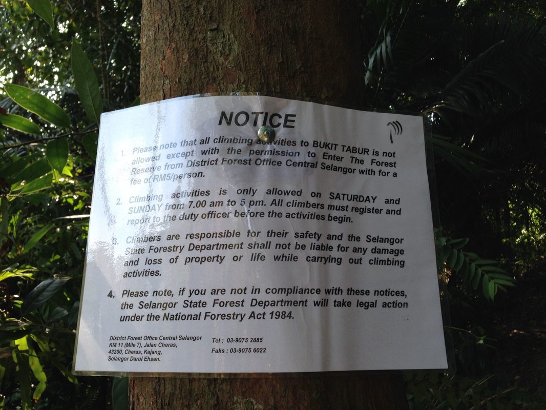 Notice warning hikers of the need to register before climbing